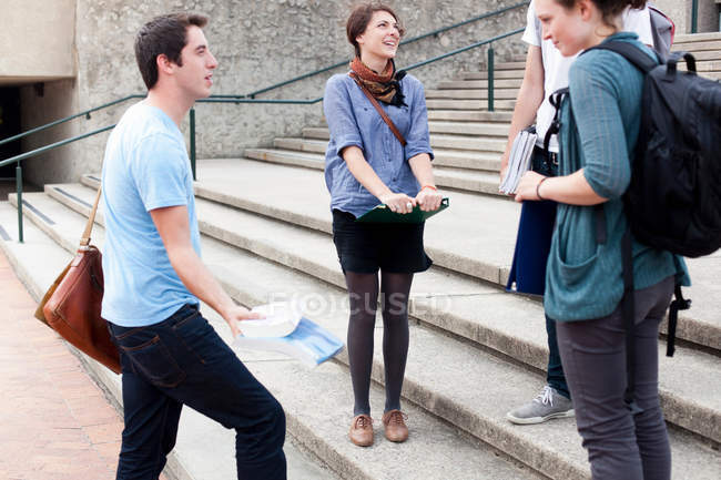 Студенти, які говорять по кампусах, вибірковий фокус — стокове фото