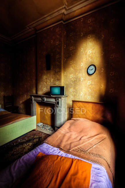 Vintage Schlafzimmer Interieur mit hellem Sonnenlicht — Stockfoto