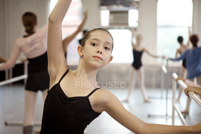 Девушка в балетном классе — стоковое фото