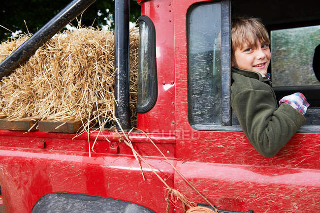 Young boy smiling in the back of 4x4 — Stock Photo