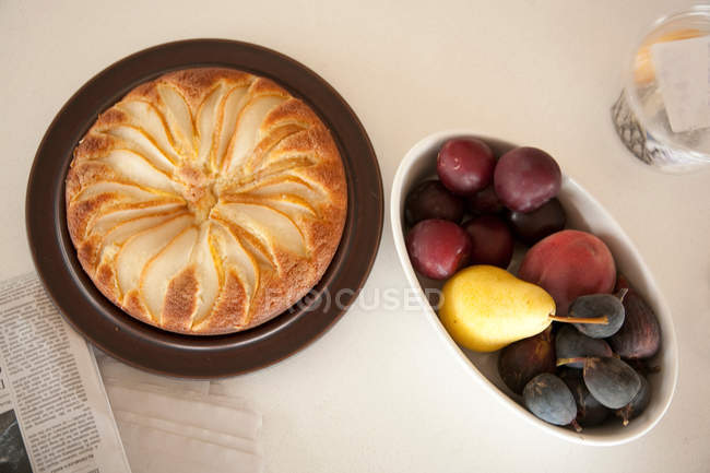 Bread pudding and fruit platter on table — Stock Photo
