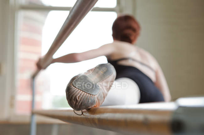 Ballet danseur échauffement, pied sur la barre — Photo de stock