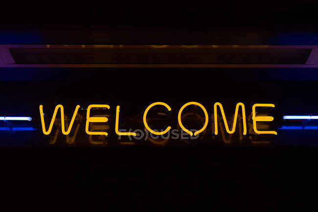 Bienvenue néon signe en arrière-plan sombre — Photo de stock
