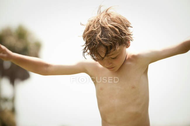 Bare-petto ragazzo giocare all'aperto — Foto stock