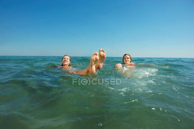 Duas raparigas a flutuar no mar — Fotografia de Stock