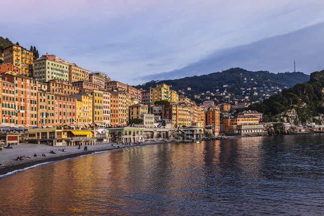 Veduta panoramica degli hotel e della spiaggia, Camogli, Liguria, Italia — Foto stock
