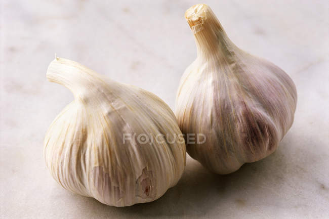 Две луковицы чеснока — стоковое фото