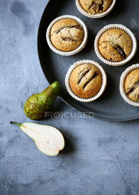 Muffins com peras fatiadas — Fotografia de Stock