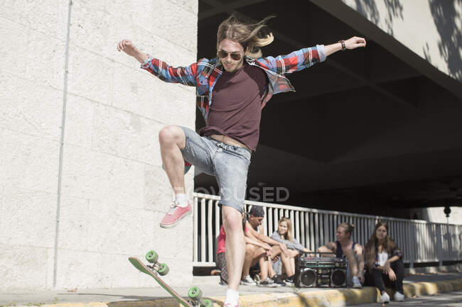 Skateboarder haciendo trucos de skate, Budapest, Hungría - foto de stock