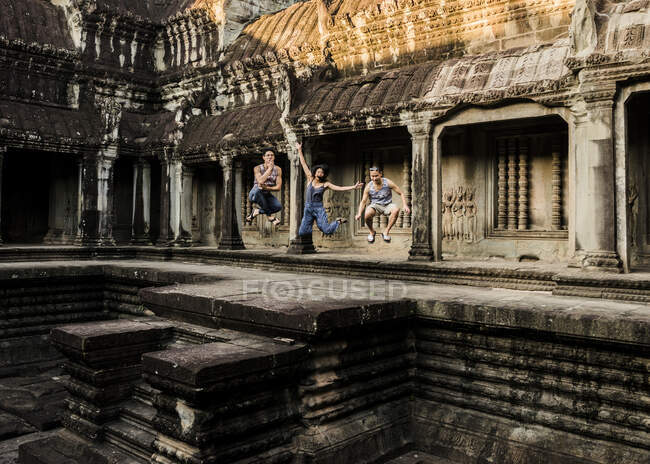 Amigos pulando no ar, templo Angkor Wat, Siem Reap, Camboja — Fotografia de Stock