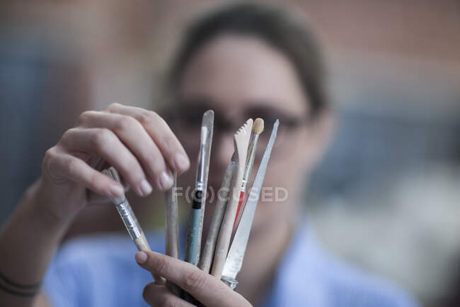 Cape Town, South Africa, Ash Ceramics,woman with brushes in hand — Stock Photo