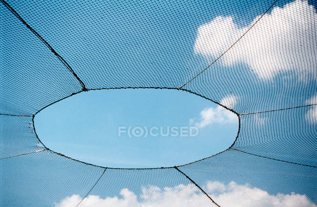 Мережа з отвором всередині, фон неба — стокове фото