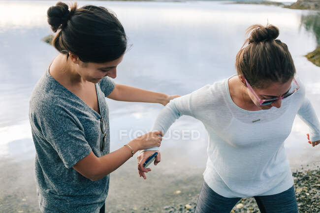 Жінка допомогає сестрі на пляжі для шилінґлів (штат Мен, США). — стокове фото
