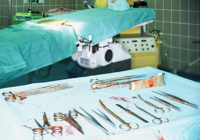 Equipamento cirúrgico sangrento em pano branco — Fotografia de Stock