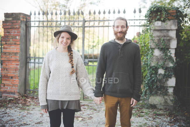 Young couple holding hands, portrait — Stock Photo