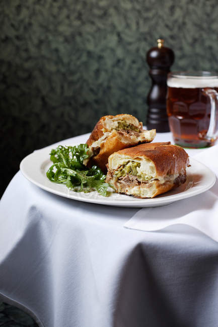 Тарелка куриных сэндвичей с зеленым салатом — стоковое фото