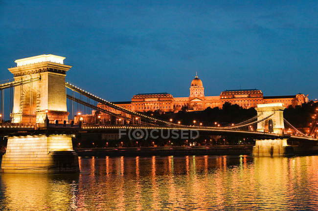 Buda castelo e szechenyi cadeia ponte — Fotografia de Stock
