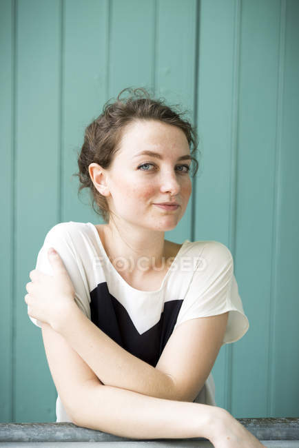 Portrait de femme regardant la caméra et souriant — Photo de stock