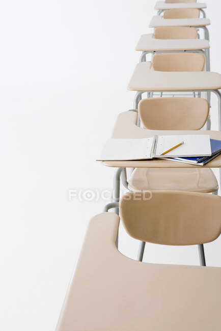 Secretárias de sala de aula vazias em uma linha — Fotografia de Stock