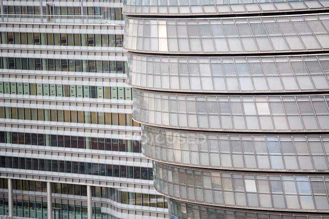 Vista aérea de las ventanas de cristal del ayuntamiento de Londres - foto de stock