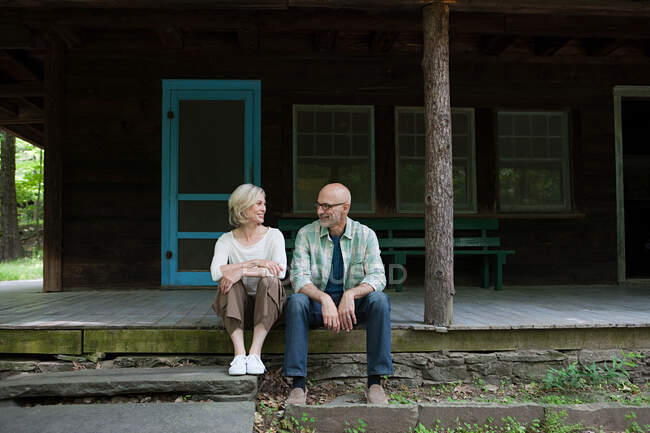 Mature couple at rural retreat — Stock Photo