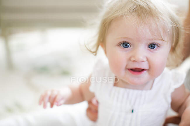 Portrait de bébé fille aux yeux bleus — Photo de stock