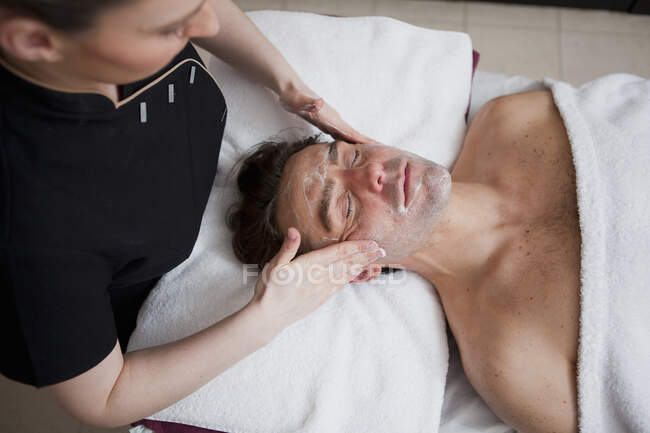 Mann mit Gesichtsbehandlung im Spa — Stockfoto