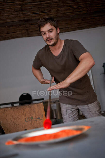 Man working in glass factory — Stock Photo
