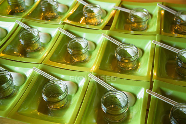 Close-up de frascos e colheres em tigelas quadradas — Fotografia de Stock