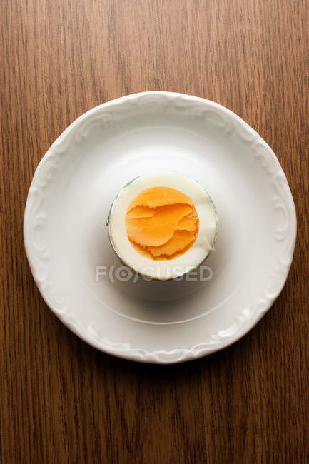 Вид сверху на вареное яйцо Хард на столе — стоковое фото