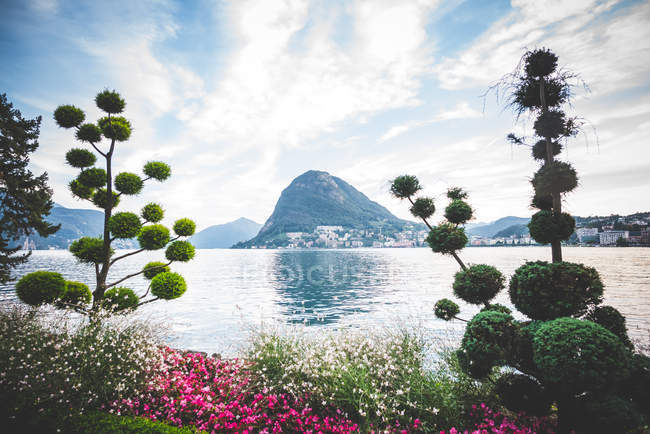 Формальный сад и цветники, озеро Лугано, Швейцария — стоковое фото