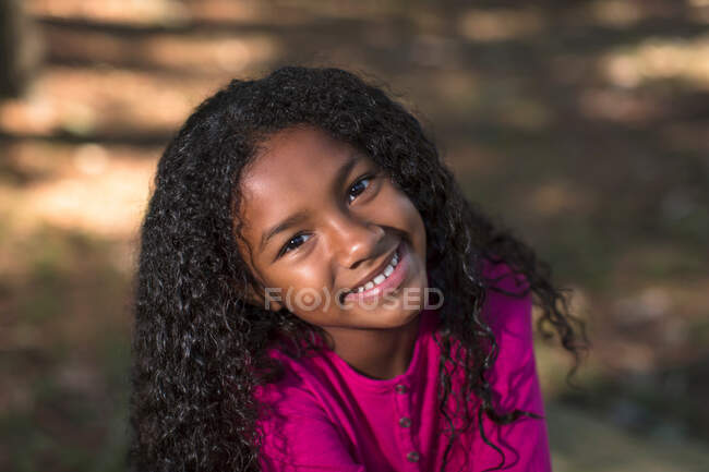 Усміхнена дівчина стоїть на відкритому повітрі — стокове фото
