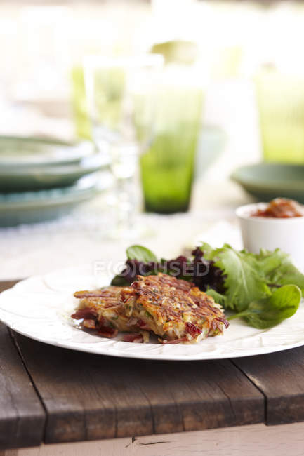 Teller mit Corned Beef Hasch Patties und Salatblättern — Stockfoto