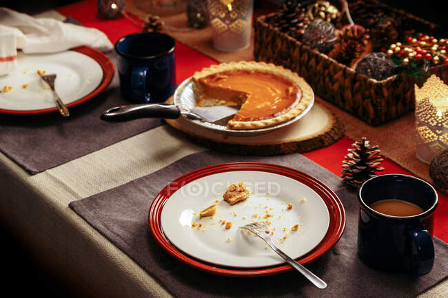 Crumbs on plate at festive place setting — Stock Photo