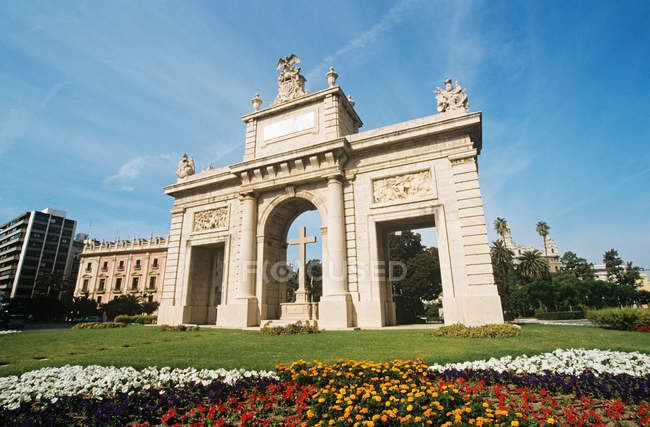 Observing view of Cruz cubierta monument in valencia — Stock Photo