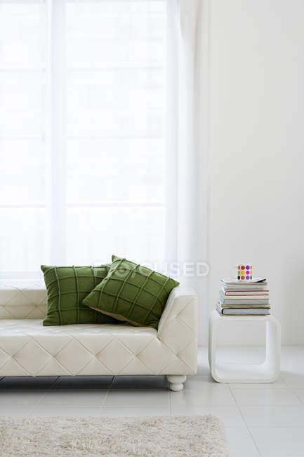Sofá moderno na sala de estar branca — Fotografia de Stock