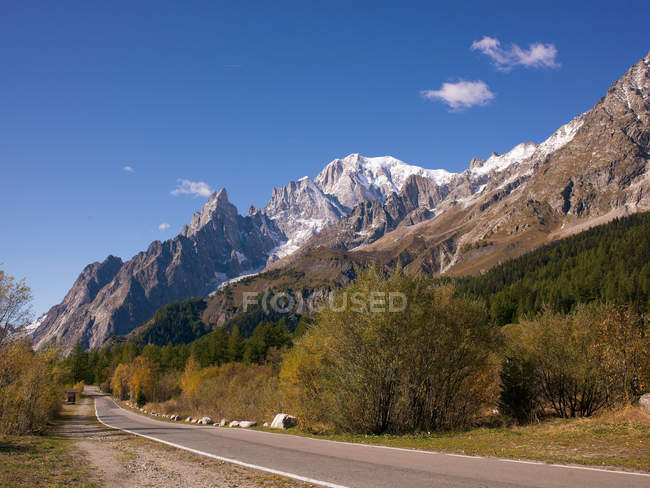 Straße nach Gebirge — Stockfoto