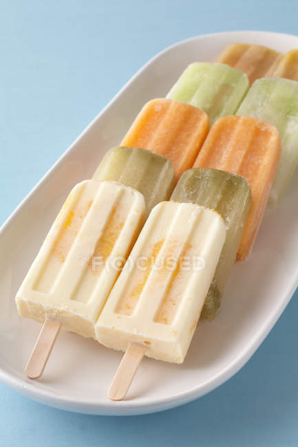 Homemade fruit popsicles — Stock Photo