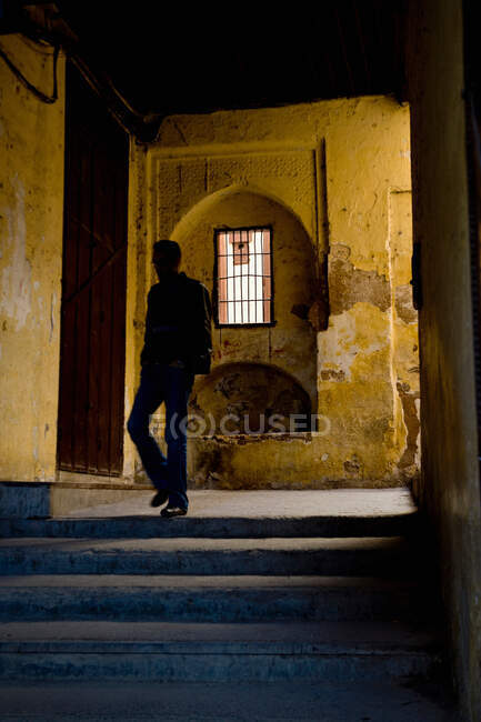 Man walking on steps of building — Stock Photo