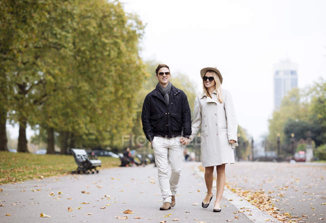 Elegante jovem casal passeando no parque, Londres, Inglaterra, Reino Unido — Fotografia de Stock