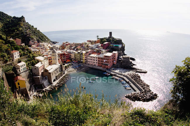Vista aérea de Vernazza, Cinque Terre, Italia - foto de stock
