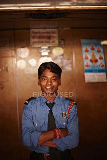 Oficial de policía sonriente con los brazos cruzados - foto de stock