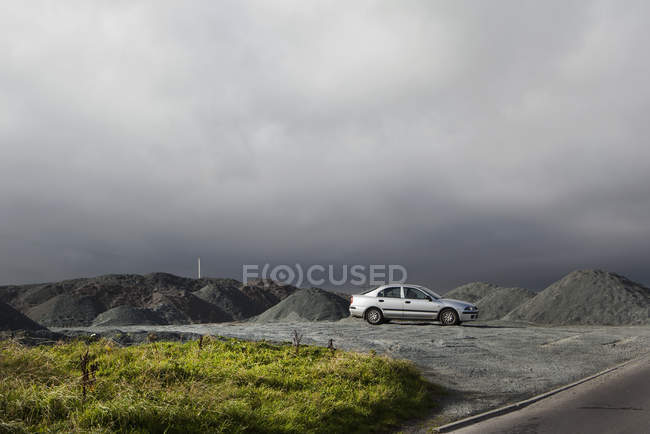 Срібний автомобіль припаркований на сланцевій шахті — стокове фото