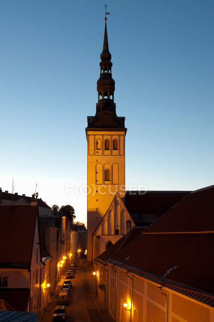 Church steeple overlooking city street — Stock Photo