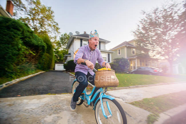 Человек неуверенный на винтажном велосипеде — стоковое фото