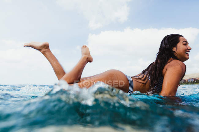 Oberflächenansicht einer Frau, die auf einem Surfbrett liegt, Oahu, Hawaii, USA — Stockfoto