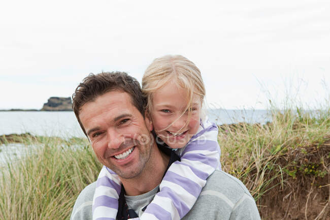 Отец и дочь на побережье — стоковое фото