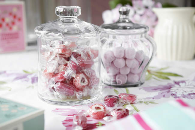 Vasetti di caramelle dure sul tavolo — Foto stock