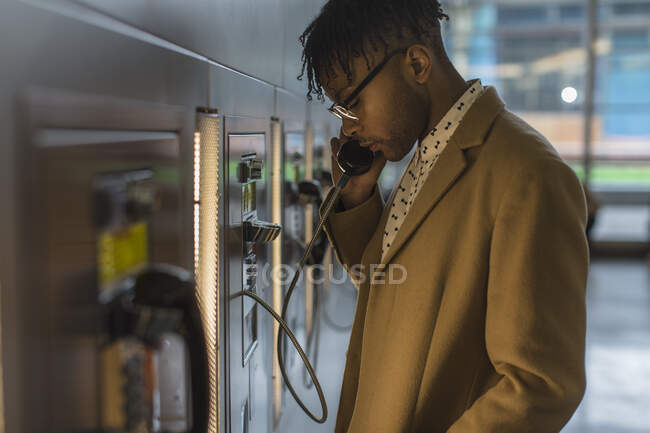 Hombre de negocios afroamericano contemporáneo que viaja con tecnología - foto de stock