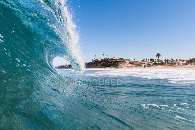 Катящаяся океанская волна — стоковое фото